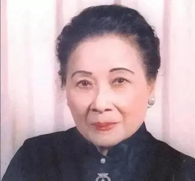 1996年，李登辉上台后撤掉蒋氏父子陵墓守卫，还纵容破坏蒋介石icon雕像，宋美