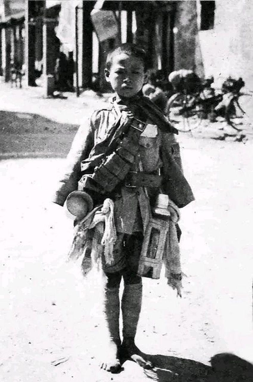 1938年，日军想拍摄一个懦弱的中国战俘形象，于是找到了15岁的季万方，他瘦小得