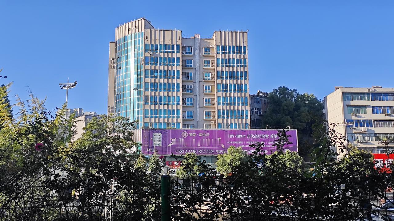 申报一级教师任职资格，需具备以下条件中至少2项：（1）积极参加教研活动，教研文