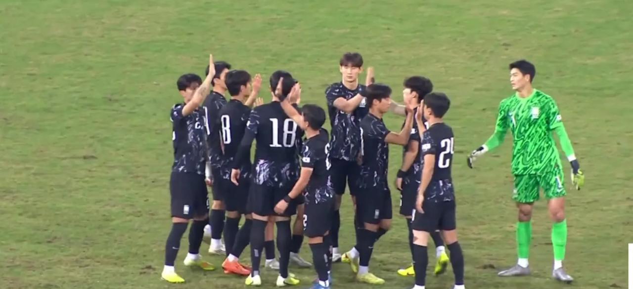 韩国队也没有那么强大，上半场双方握手言和，中国队0比0韩国队，沉闷的上半场，双方
