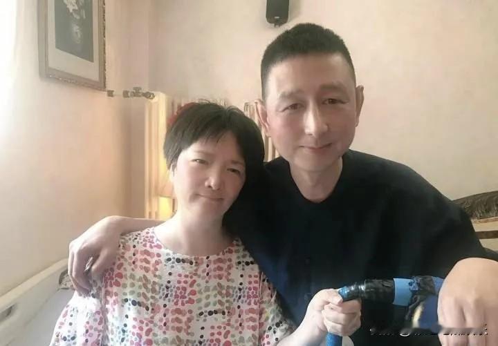 何晴患病期间朋友来探望，整个人变了相完全认不出来了，原来大病一场真的会让人面目全