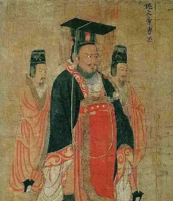 220年，曹操病重，临终前，他放心不下5岁的幼子曹干，将他托付给曹丕抚养。曹干年幼经常喊曹丕“阿翁”