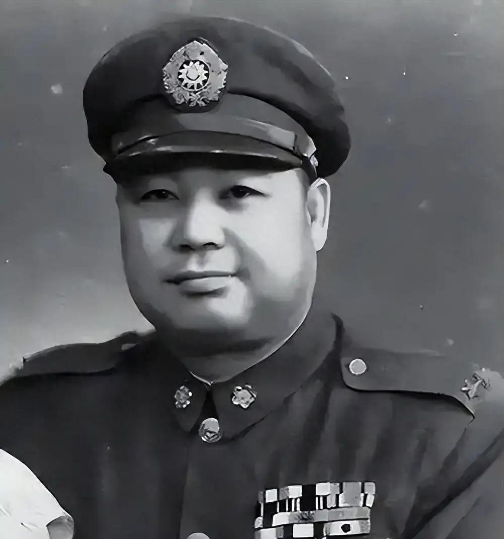他被称为国民党最清醒的上将。1949年11月，他从成都登机准备赴台，飞机经停香港