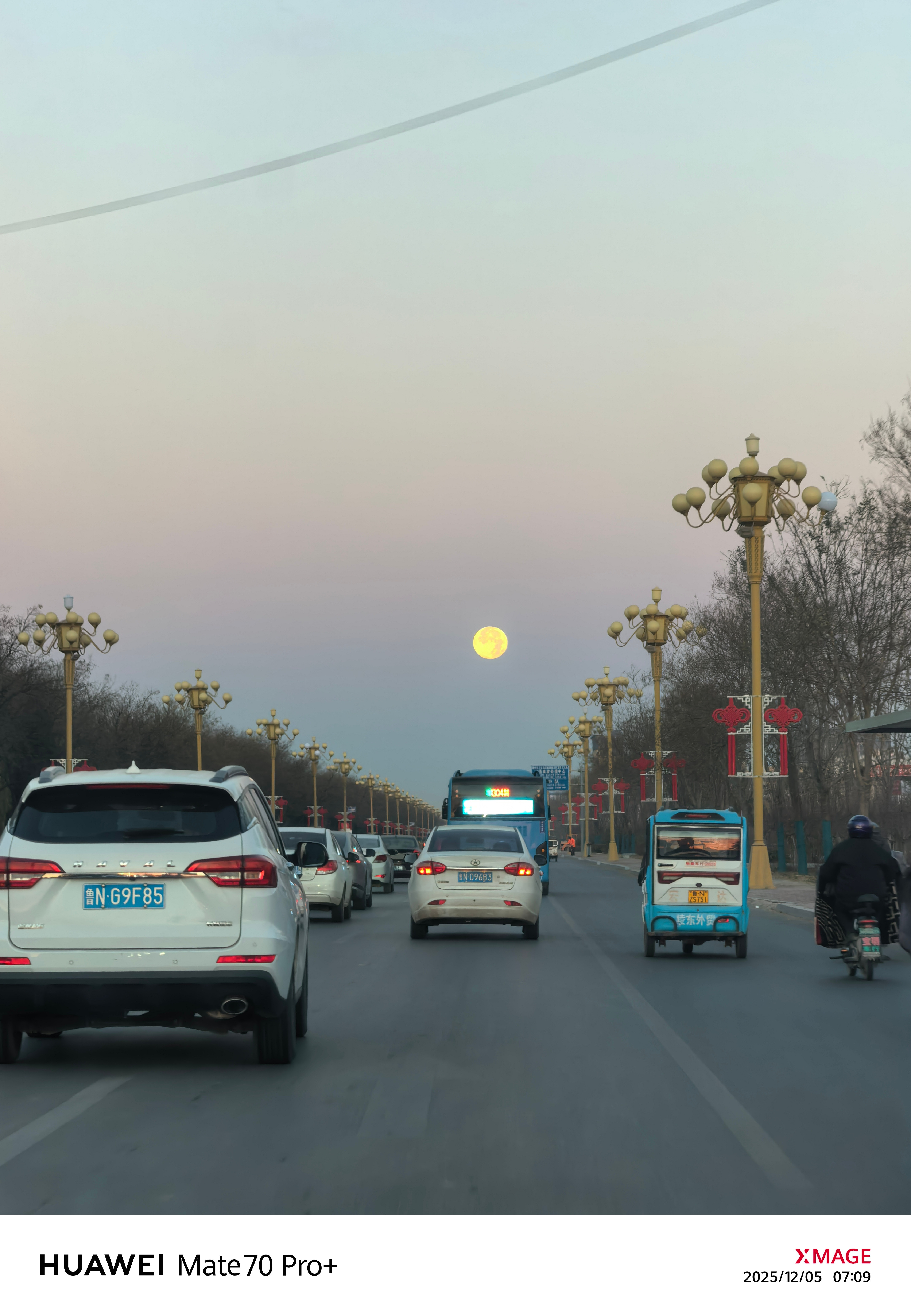 一转眼又周五了，迎着月亮上班不多见~