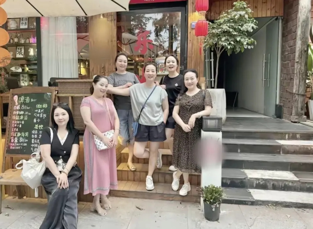 陈小艺回四川乐山老家探亲，与闺蜜团一起开心玩耍很迷人！