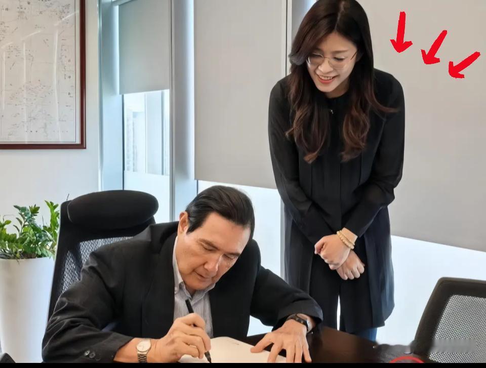 选前一天去见马英九，郑丽文这波操作太懂国民党的门道了！马英九一句“你又长高了