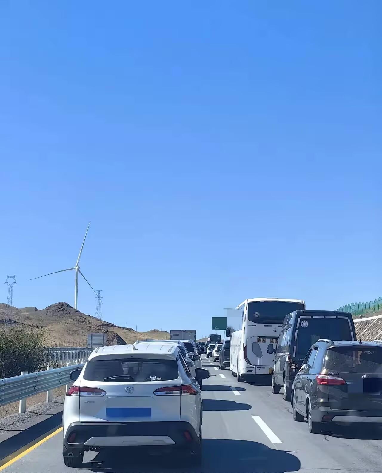 国庆假期第四天，有四个万万没想到：​1、堵。高速堵，景区堵，连吃顿饭都得排队