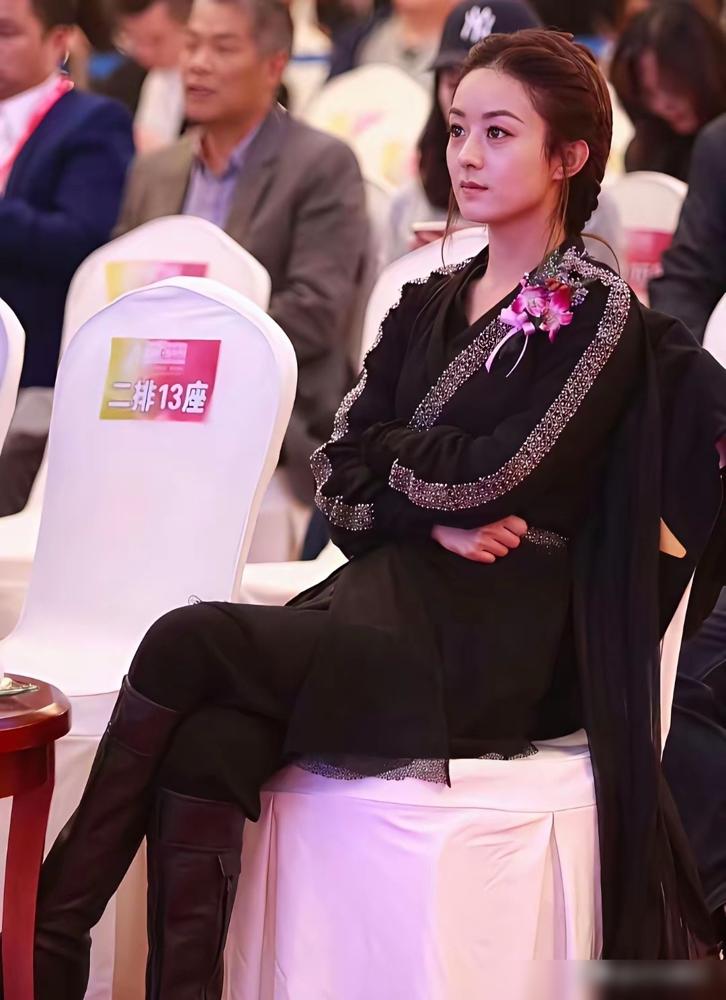 别再吹赵丽颖敬业了。我告诉你，当年她穿着《楚乔传》的戏服去领奖，根本不是什么