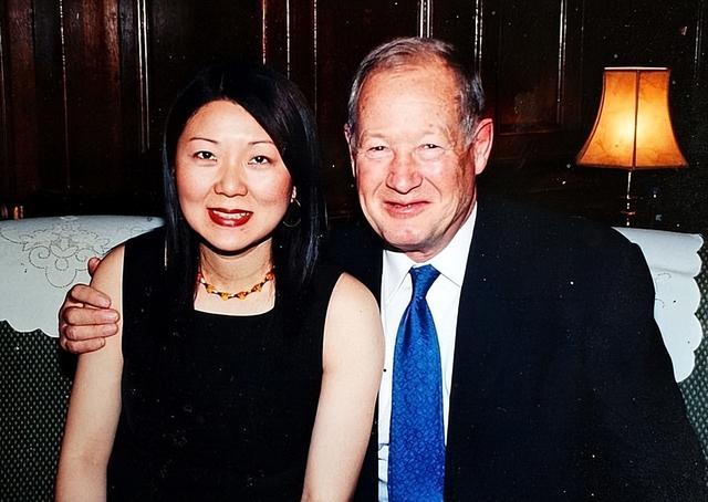 2006年，英国69岁亿万富翁爱上中国33岁女外卖员，当女外卖员提出想要一个名分