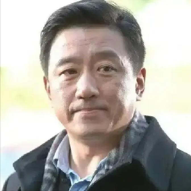 1997年，某男主拍完七成戏份，自认牢牢拿捏剧组，当众罢演强行要求加价。导演陈国