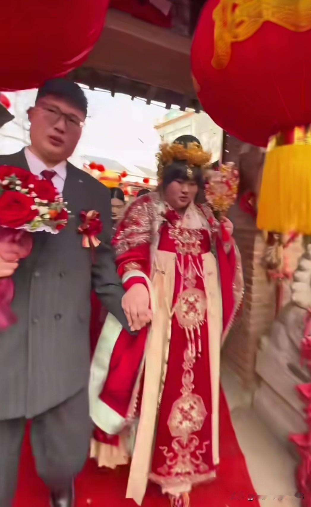 大衣哥的女儿今日2月13日出嫁了，网上爆出的视频女儿女婿很有夫妻相。