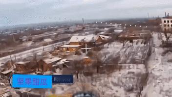 俄军打窝了，康斯坦丁诺夫卡，俄军南部集群第27炮兵团公布的视频显示，一辆汽车运了