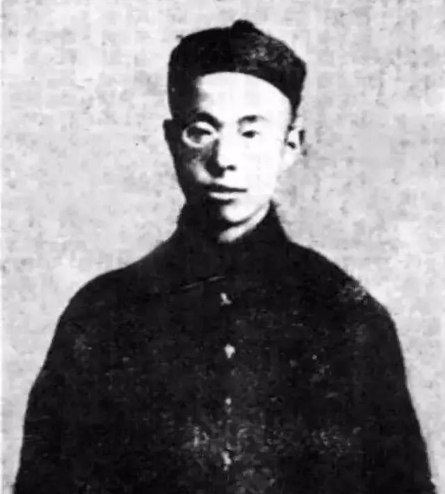 1907，徐锡麟刺杀完恩师后，被抓住处以极刑，临刑前，清兵给他拍了张照片，徐锡麟
