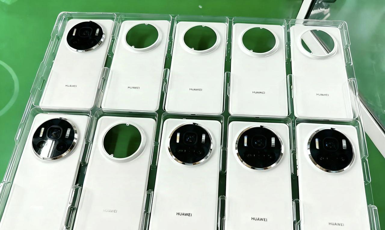 凭良心讲，华为Mate80系列和荣耀Magic8系列外观对比谁更好看？左边是疑