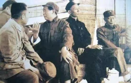 遵义会议上，毛主席由政治局委员上升为政治局常委（即参加中央书记处，当时的书记处地