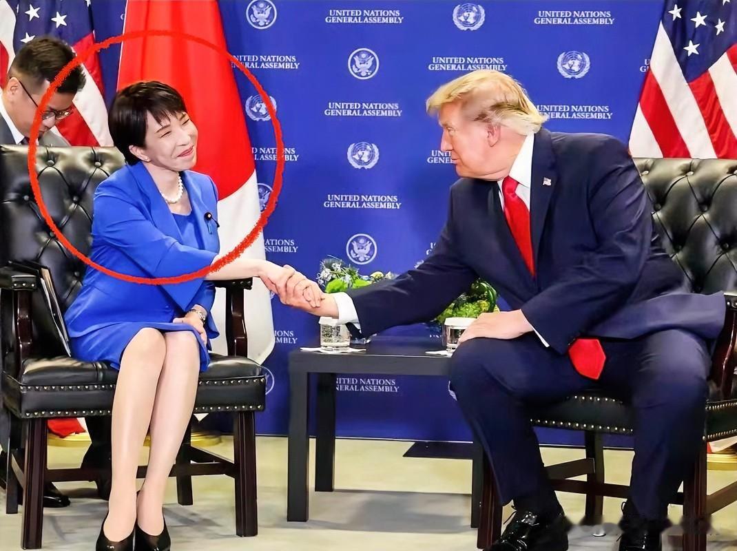 骂声一片！日本网友都看不下去了！多家外媒在报道中称，高市早苗在纽约与特朗普会晤时