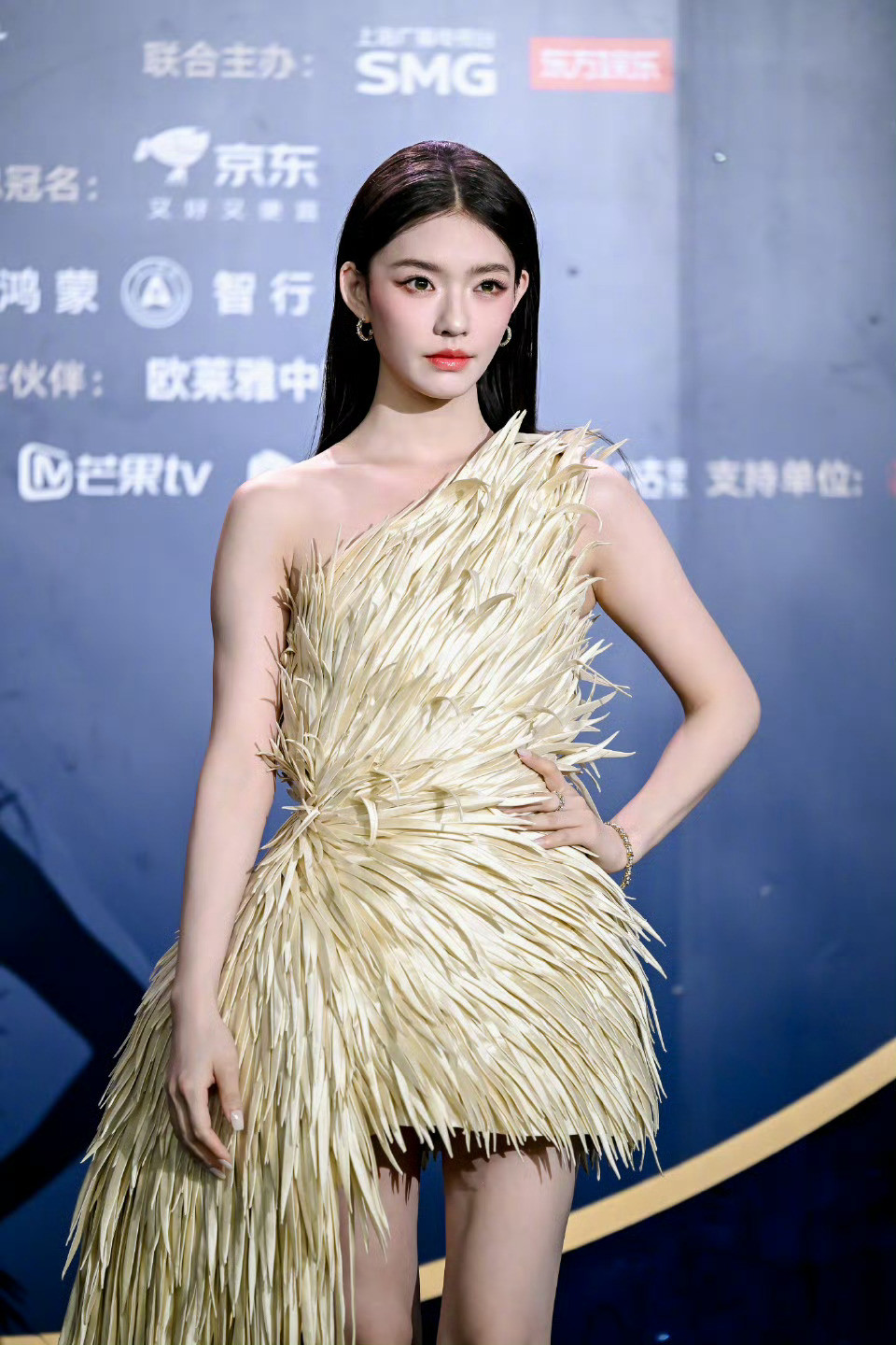 林允这身好可爱林允一袭俏皮黄色短裙亮相微博电影之夜红毯，也谈到《美人鱼》十年了
