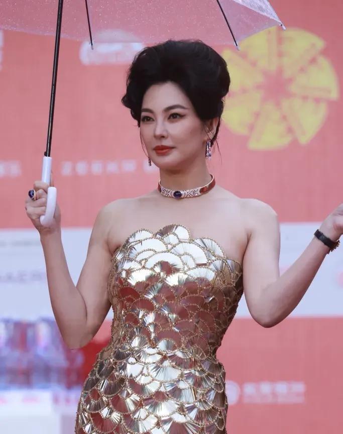 张雨绮这身材窈窕，气质典雅，落落大方，真的很漂亮！一双迷人的大眼睛，回眸一笑百