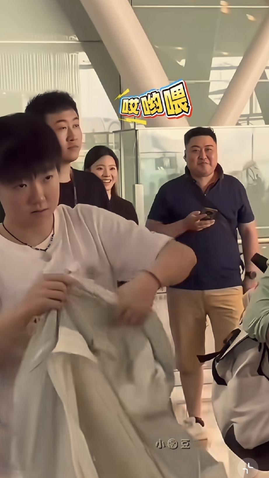 莎莎在排队安检，后面的哥哥姐姐一个个眼睛都直了。莎莎结束崇明岛的封闭训练，回去