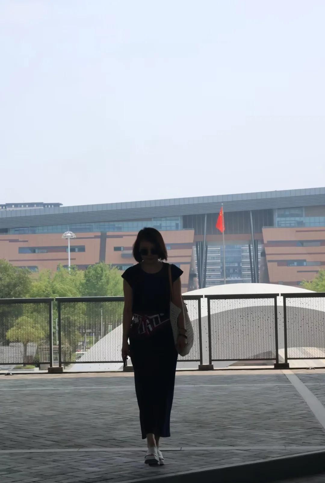 简约牛仔裙通勤日常穿搭藏青无袖牛仔长裙利落清爽，丝巾系腰增添层次，搭配草编包与