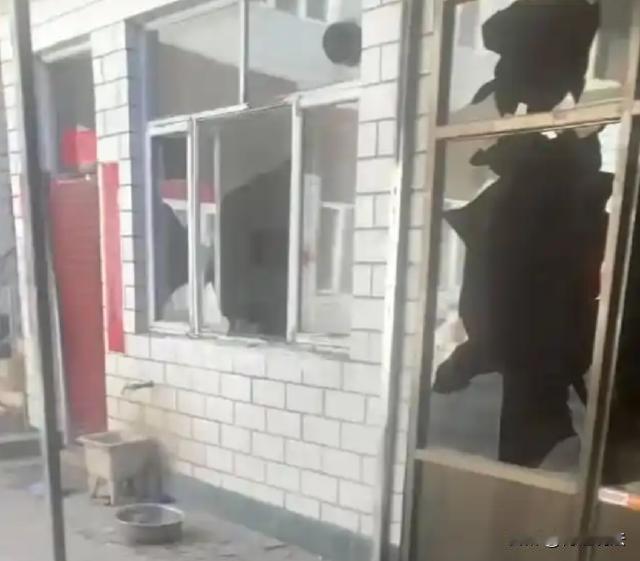 山西，申先生外出打水，走到汽车旁边，突然窜出来一只狗，对着申先生就是一口。被咬之