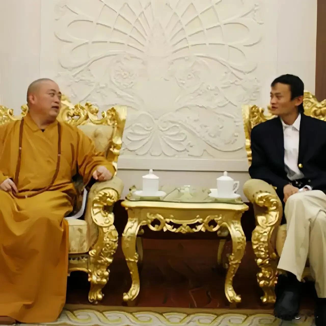 马云当年会面释永信，在富丽堂皇的会客厅，从两人坐的椅子上就可以看出这场接待的高规