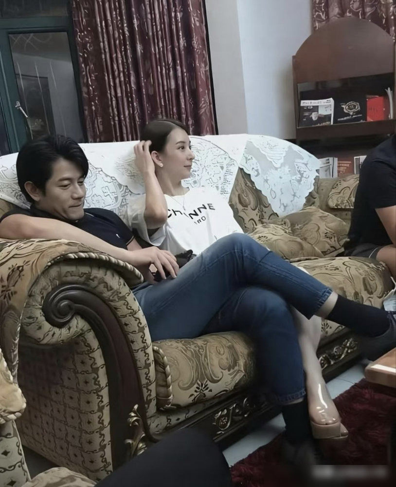 郭富城把方媛的脚往自己腿上一按，这动作比什么誓言都硬。结婚九年，刚过纪念日。他晒合照配文长长久久，方