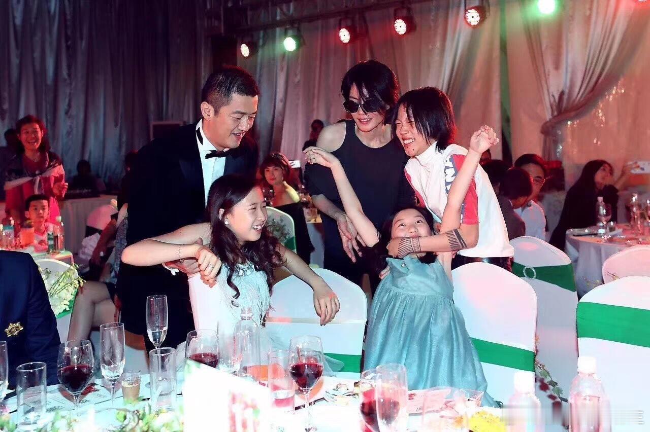 嫣然晚宴旧照王菲李亚鹏窦靖童李嫣同框旧照网友分享了一组嫣然晚宴旧照，王菲李亚鹏