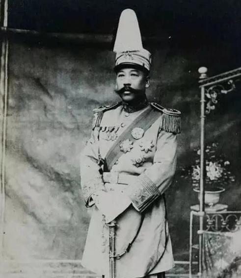 1919年，军阀曹锟建立了河北大学，他对学生们讲话：“俺就是一个推车卖布的大老粗