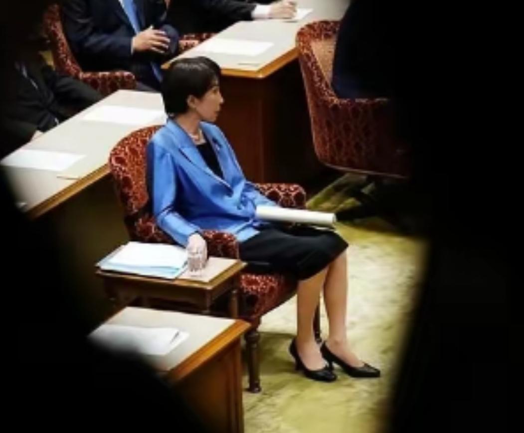 高市早苗落寞了，在解散众议院时，她一个人坐在椅子上目视前方，仿佛已经看到了自己的