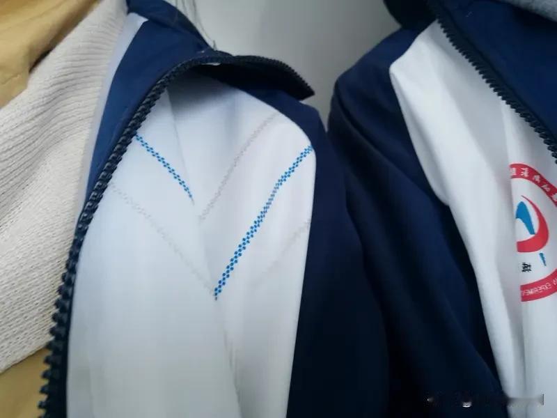 校服内有薄膜近日，内蒙古赤峰有家长反映在孩子的校服内发现疑似塑料薄膜当地教