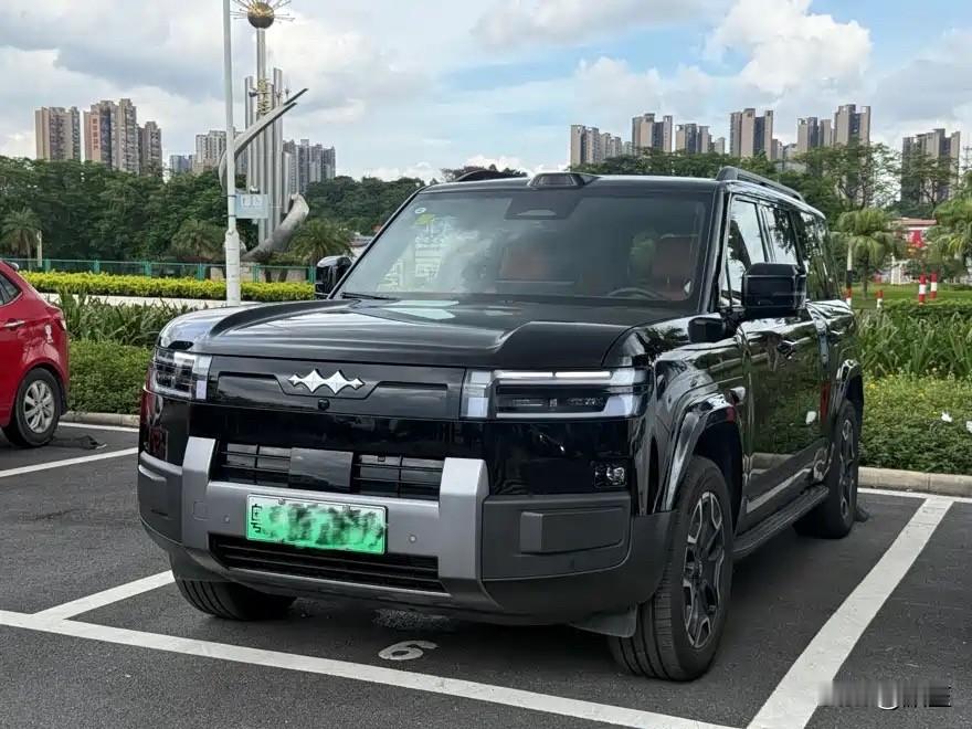 我和朋友分别换着开方程豹钛7与零跑D19，两台车的取向差得很远。前阵子两台车我和朋友都深度试驾过，城