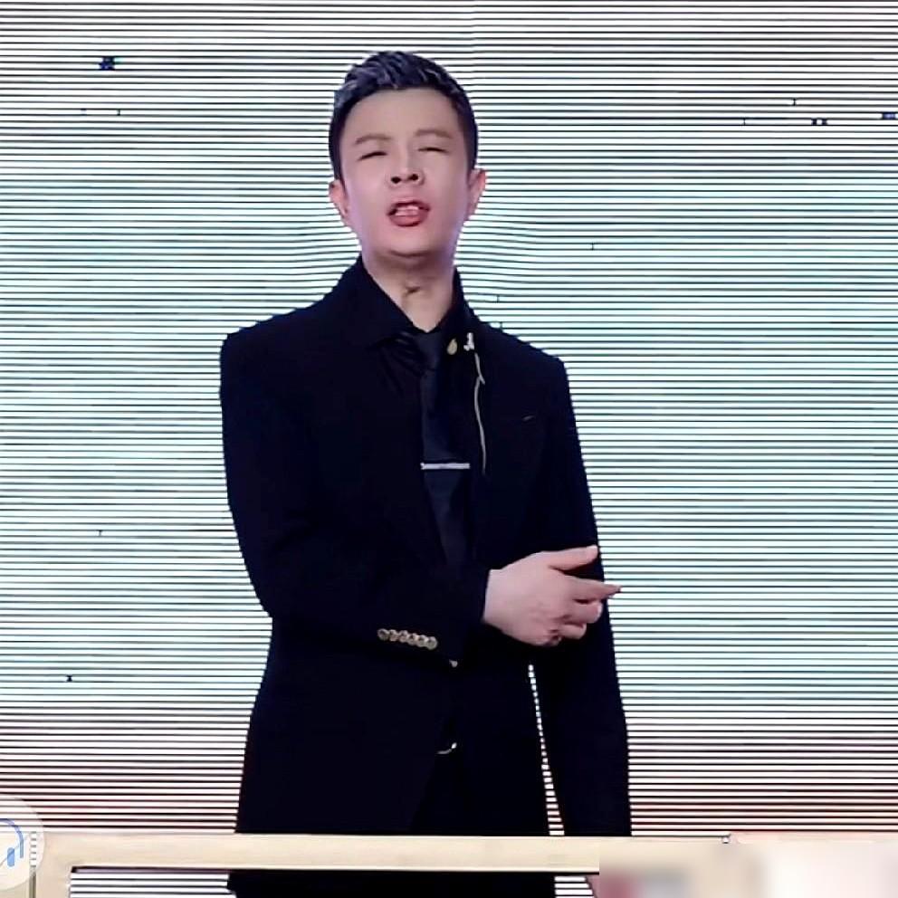 两天涨粉400多万，这哪是带人，这简直是赤裸裸的“造神”。辛巴这一手，玩得太绝了