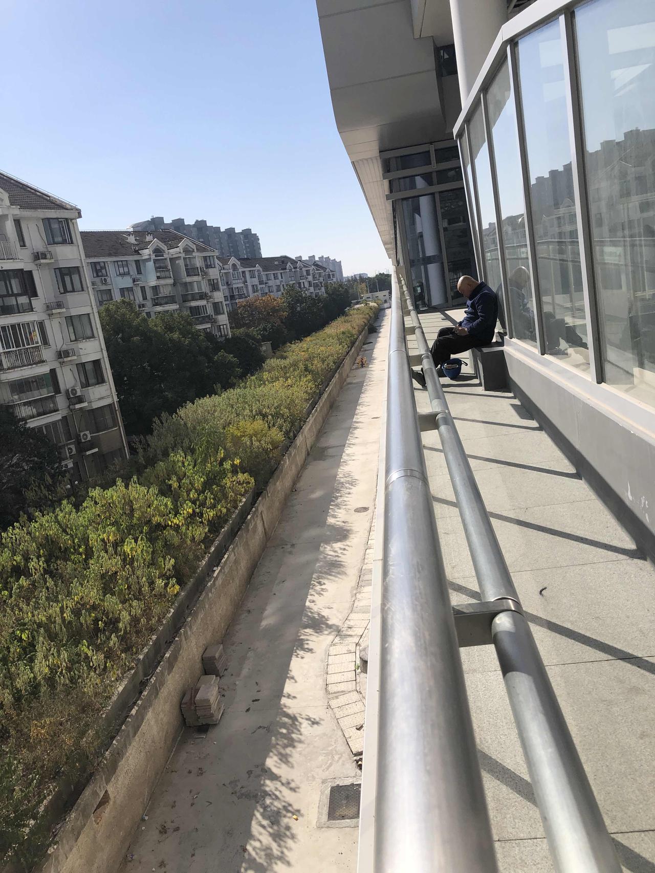 莘庄火车站外围被这些密密麻麻的住宅包围着。像县城风格的城市。边上小区的小矮楼屋顶