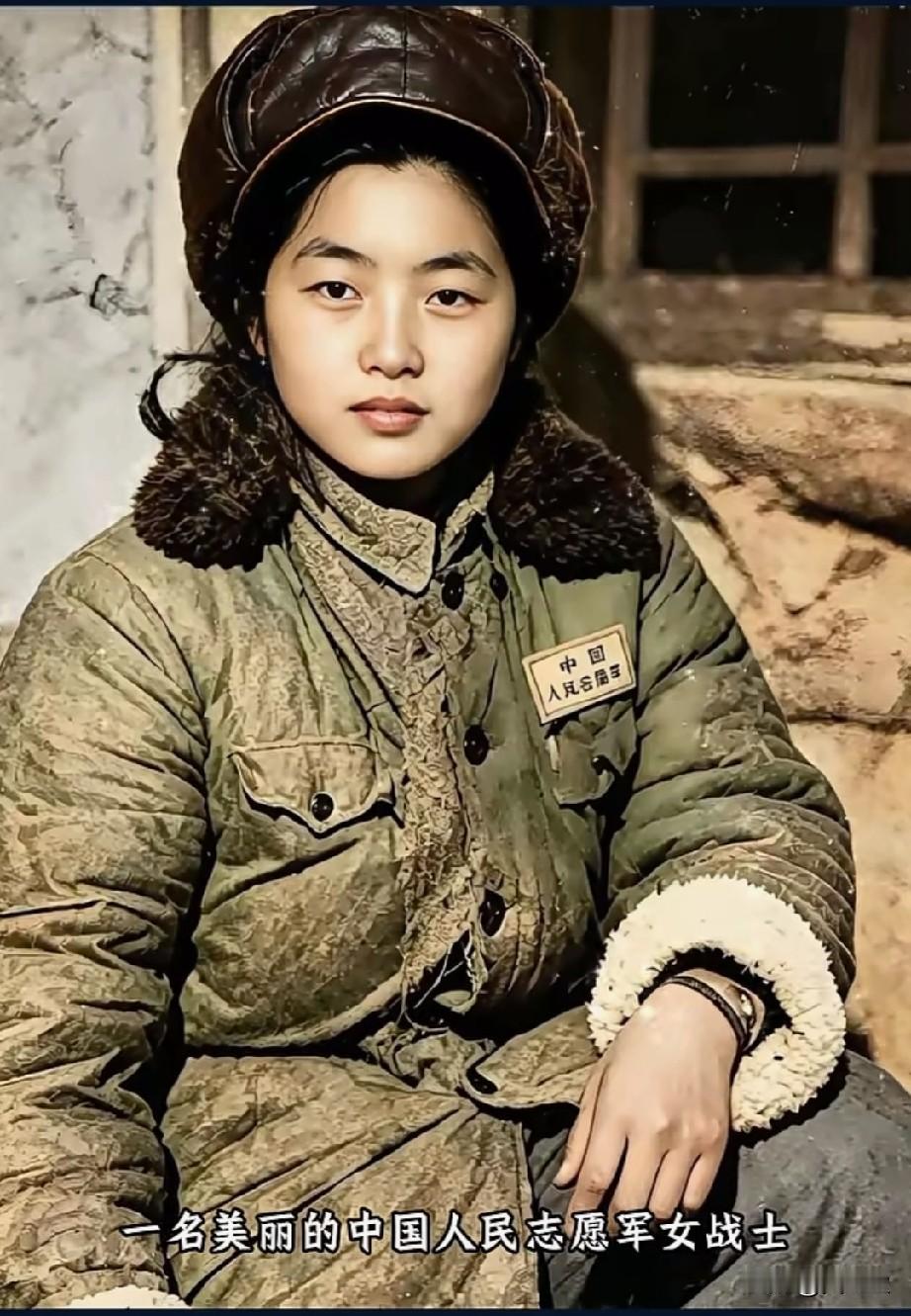 才十几岁的姑娘，穿着厚重棉衣，奔赴冰天雪地的朝鲜战场。这是1952年抗美援朝战