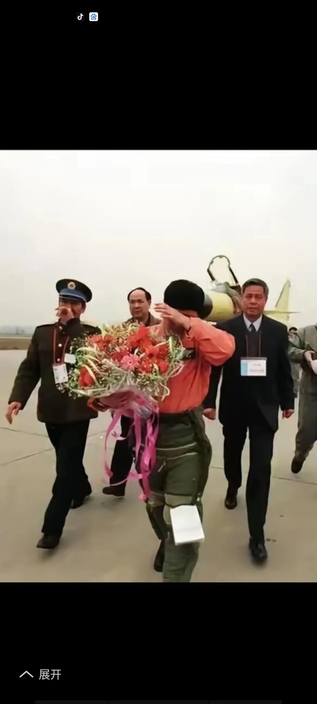 巴铁飞行员于印巴空战之际，驾驶中国制造的歼10C而一战成名。其总共击落3架阵风、