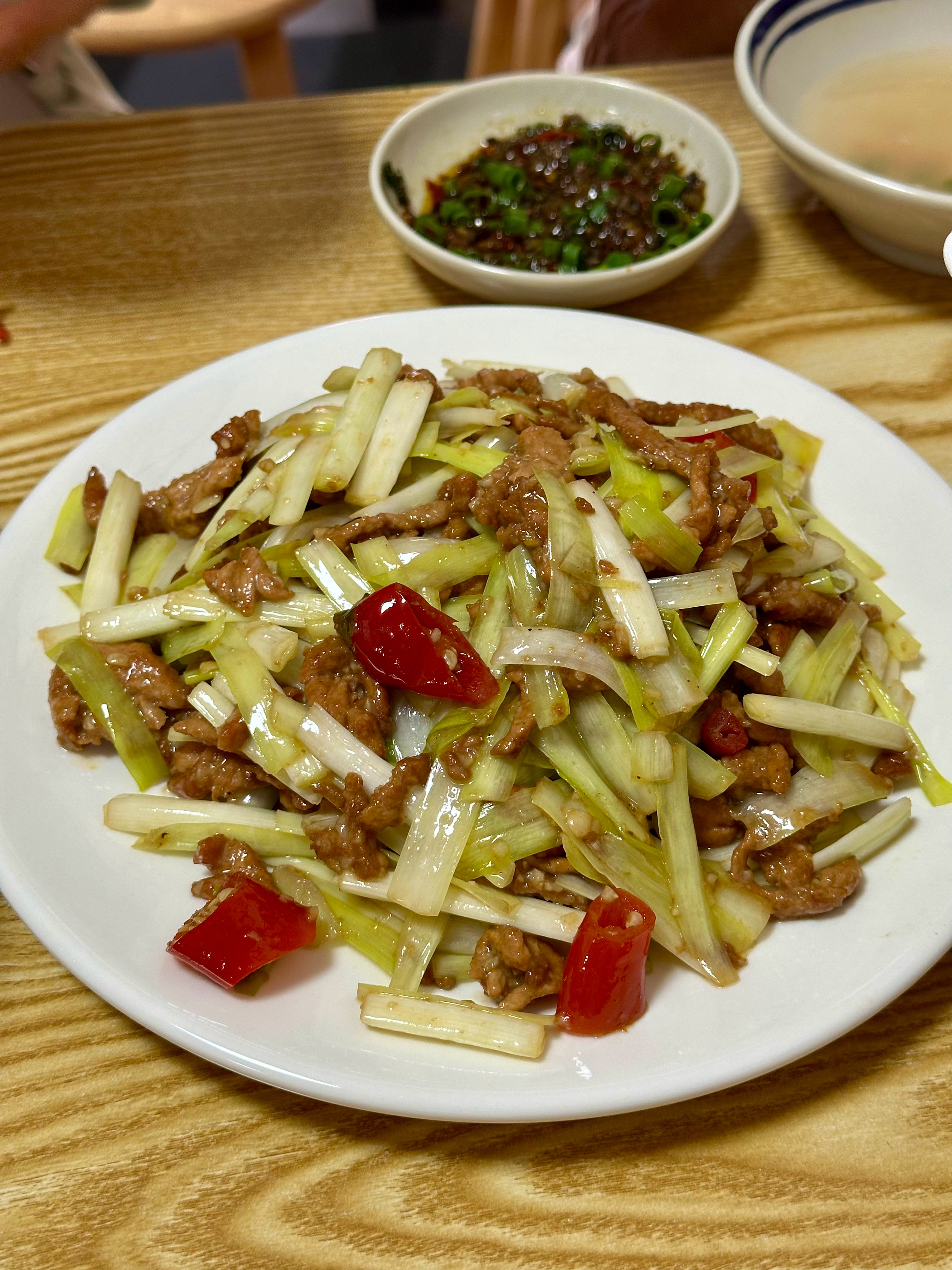 工作餐，血旺、肉丸汤、韭黄肉丝，三人共消费四十九块钱，夫妻倆待人热情，收拾的也干