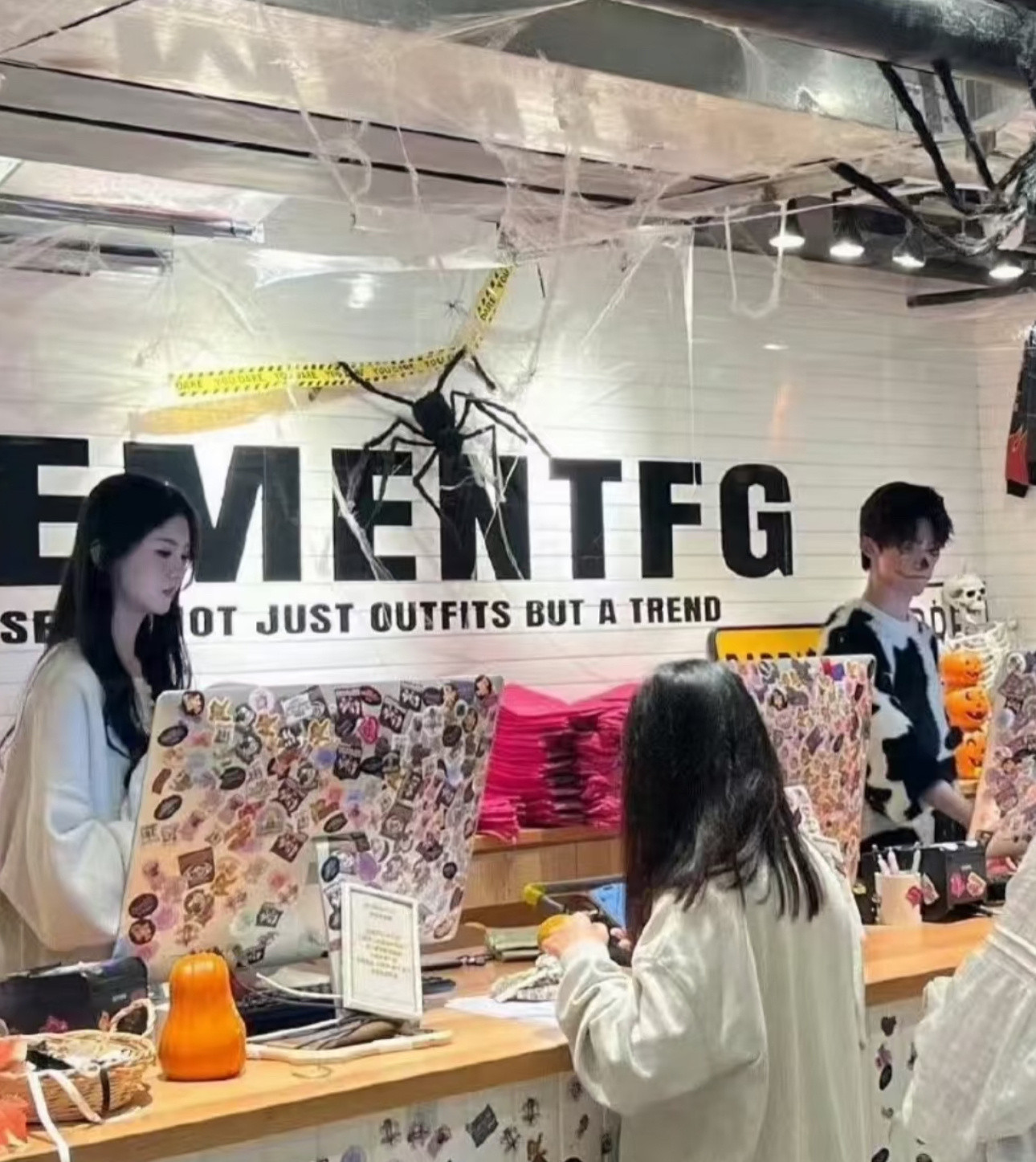 梓渝和前嫂子一起打工的照片​​​