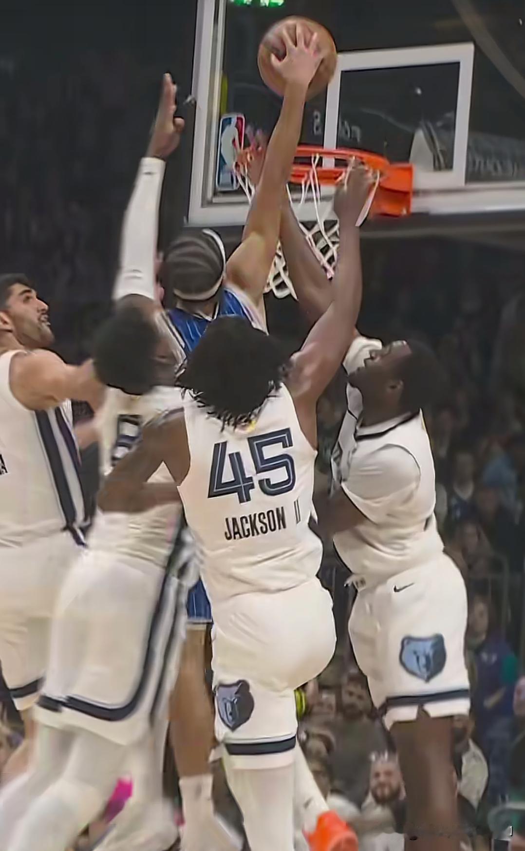 年度最佳扣篮，这个应该都赞同吧！魔术小将安东尼布莱克1扣4，他自己也没想到自