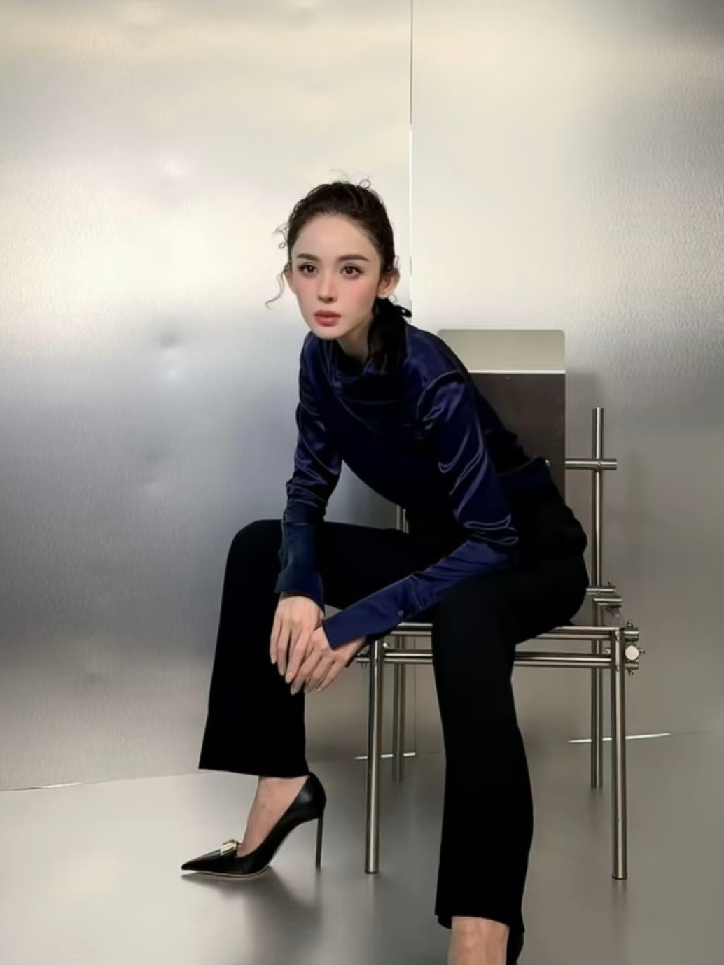 娜扎和粉丝十指相扣说生日快乐她好美哦！！我感觉总刷到娜扎和粉丝的互动视频