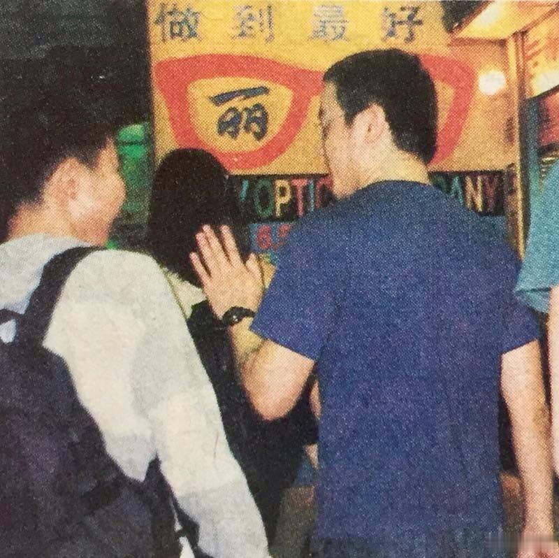 窦唯，四张……在街头就算换了衣服也能被帕帕拉齐盯上，想不到吧？