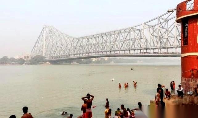 印度吭哧吭哧花大钱把恒河的淤泥给清了，结果船开到一半，傻眼了。河的出海口，在邻