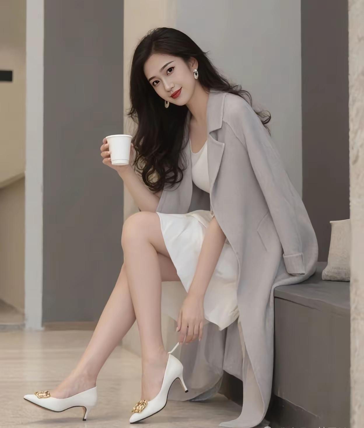 玉人倚栏笑，金杯映月明。