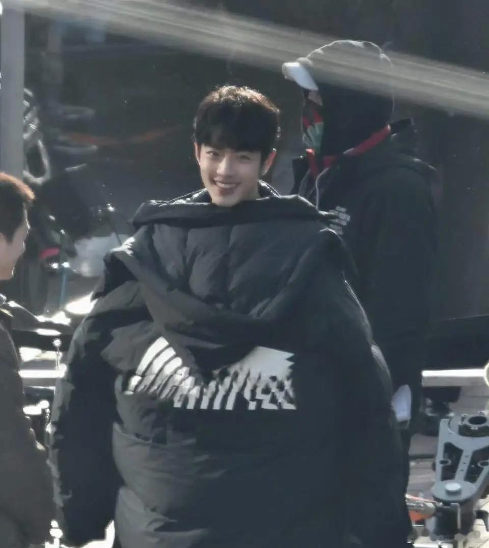 萌之萌之，笑得甜甜的（肖战