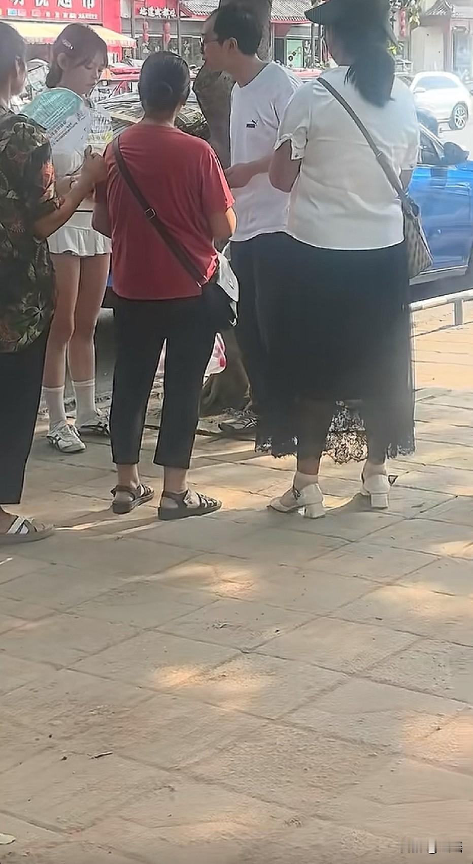 10后跟80后相亲