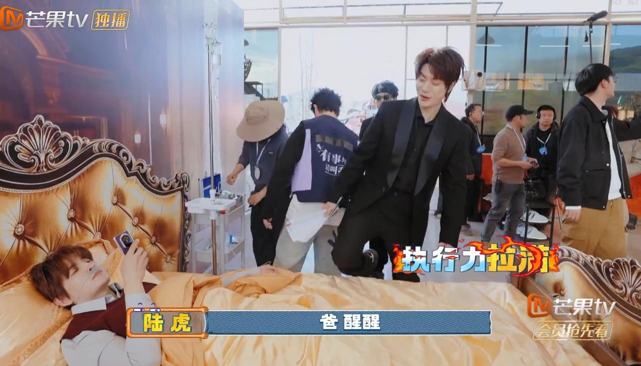 陆虎这次玩“脱”了，在众目睽睽之下，居然出这样的“丑”。陆虎兄弟五人准备