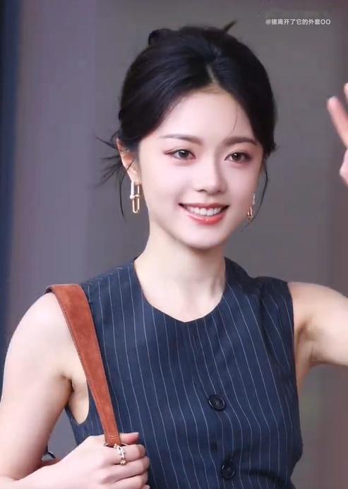 竖条纹无袖裙也太适合赵今麦了，纵向纹路狠狠拉长身形比例，无袖设计清爽又利落，搭配