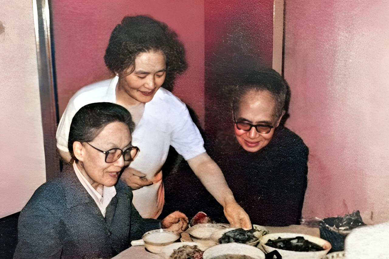 这是1980年钱瑗从英国进修后回家为父母做了拿手的美味佳肴孝敬父母。父亲钱钟书与