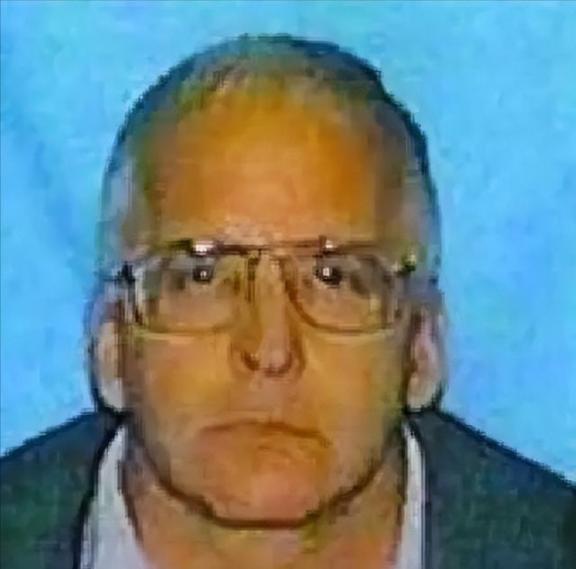 1999年，美国轰炸我国大使馆，10年后一对夫妇在美遭遇枪击，丈夫当场身亡，当媒