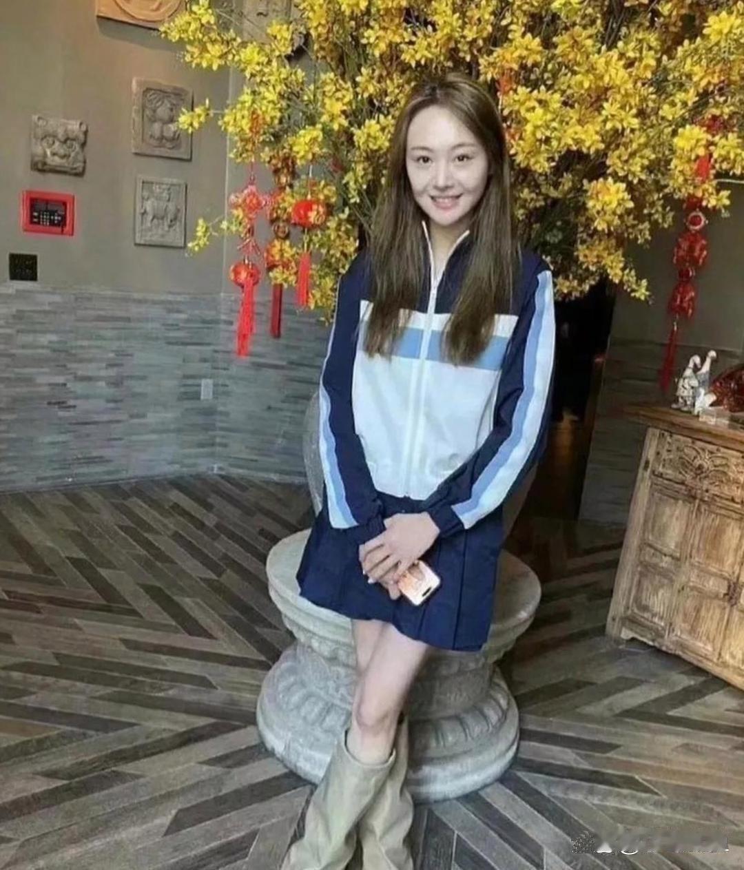 郑爽近照被曝光啦，那模样跟奶奶妹妹似的，苹果肌塌了，一点儿星味都没了，彻底没影咯